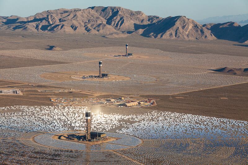 articles/2013/09/28/solar-power-plant-in-the-mojave-could-power-140-000-homes/130927-dzieza-solar-tease-embed_zxkoal