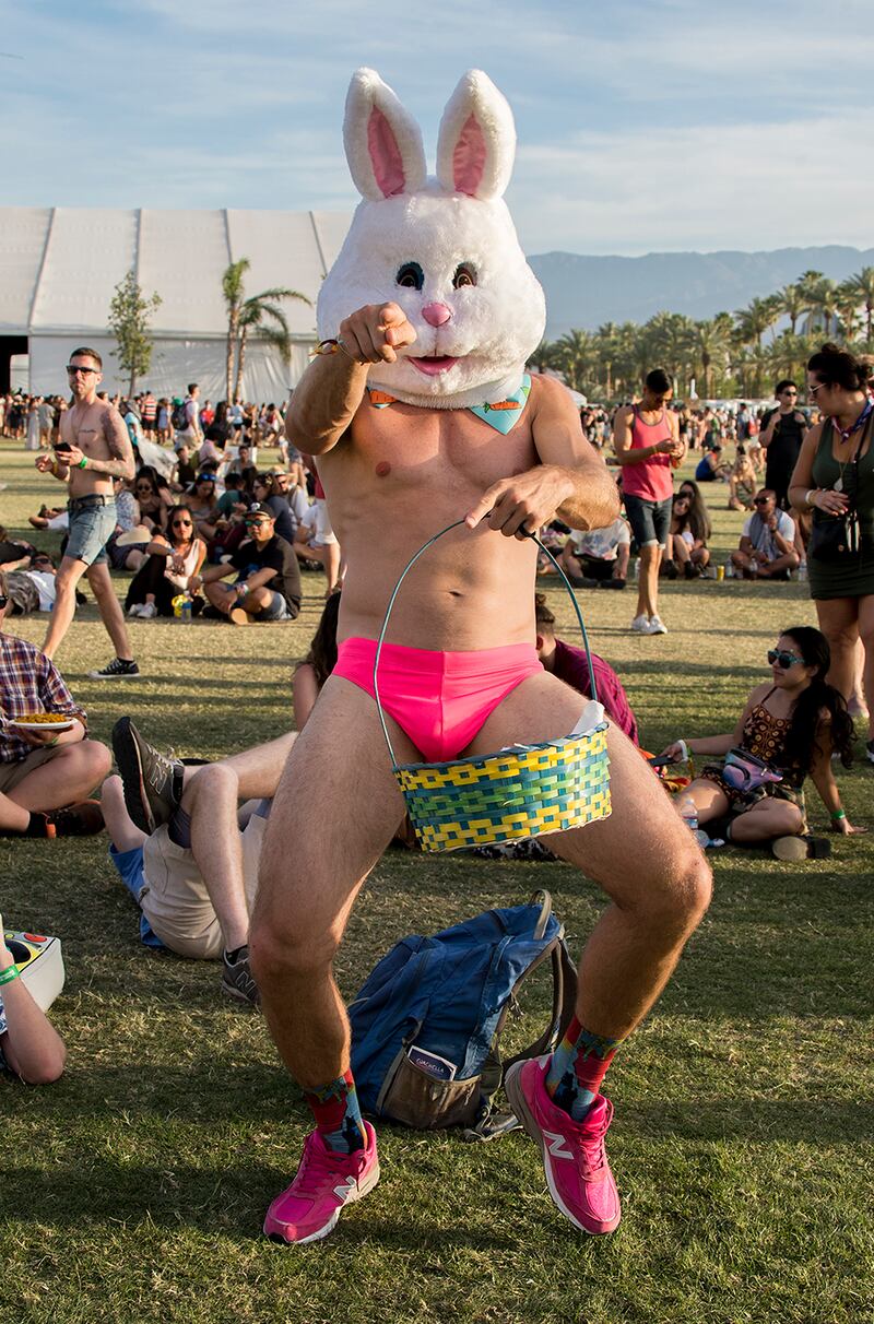 galleries/2017/04/22/look-at-these-coachella-basics/170421--stern-coachella-07_vo7i3o