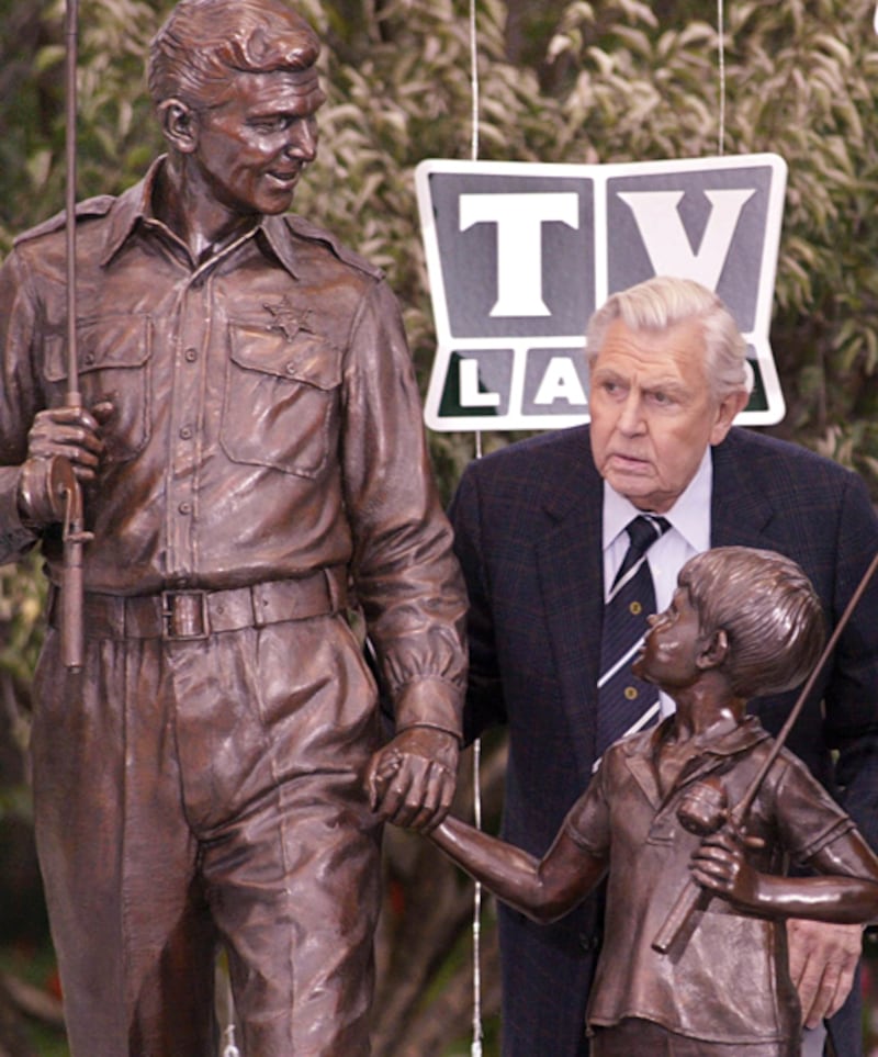 galleries/2012/03/05/arnold-schwarzenegger-henry-winkler-and-more-stars-with-statues-photos/celebrity-statues-andy-griffith_llgozs