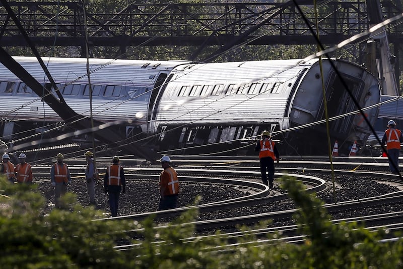 articles/2015/05/13/deadly-amtrak-crash-hurled-passengers-into-luggage-racks/150513-philadelphia-train1_usgpqf