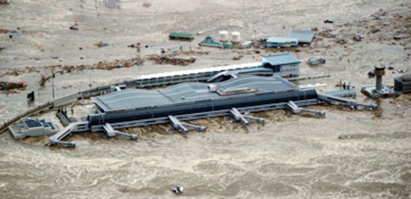 articles/2011/03/11/shocking-videos-and-photos-from-the-2011-japan-earthquake-and-tsunami/4---japan-quake-1_upbuih