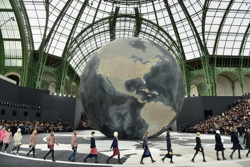 articles/2013/03/05/chanel-fall-winter-2013-show-goes-around-the-world/130305-chanel-paris-tease_l6rckx