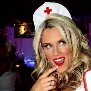 articles/2014/04/16/jenny-mccarthy-says-she-s-never-been-anti-vaccine-yeah-right/140415-saunders-jenny-tease_unygbq