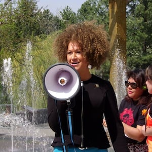 1920px-Rachel_Dolezal_speaking_at_a_rally_in_Spokane_hzn5uf