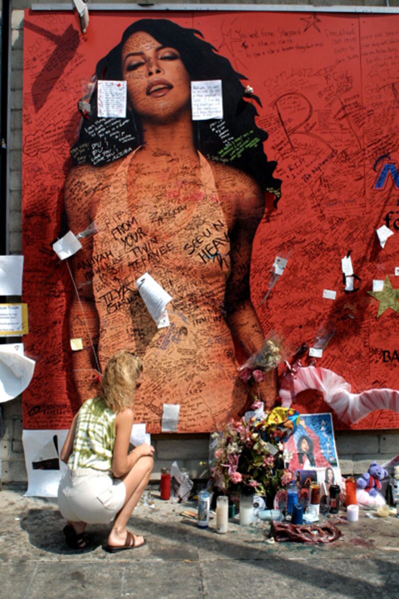 galleries/2011/07/25/celebrity-shrines/aaliyah-celebrity-shrine_mxsqub