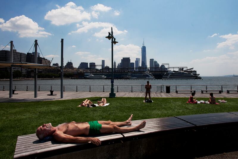 galleries/2013/07/20/east-coast-heat-wave-brings-out-the-fans-the-ac-and-the-parasols-photos/heatwave-20_l3ue2u