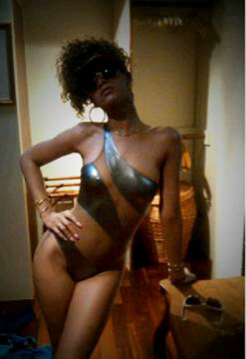 galleries/2012/01/21/rihanna-bikinis-twitter-pictures-on-tour-in-barbados-more-photos/rihanna-bikinis-silver_mittxy