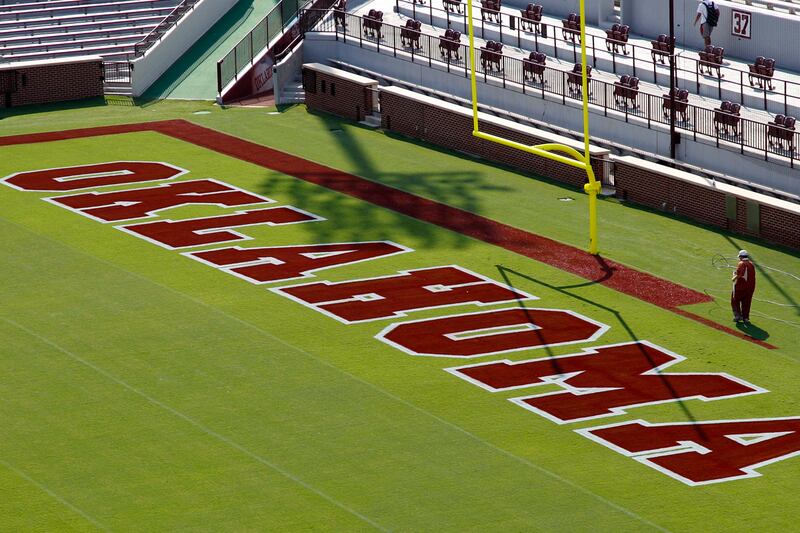 galleries/2011/09/28/top-20-college-football-teams-from-usc-to-lsu/oklahoma-norman-best-college-football-programs_uolrhj