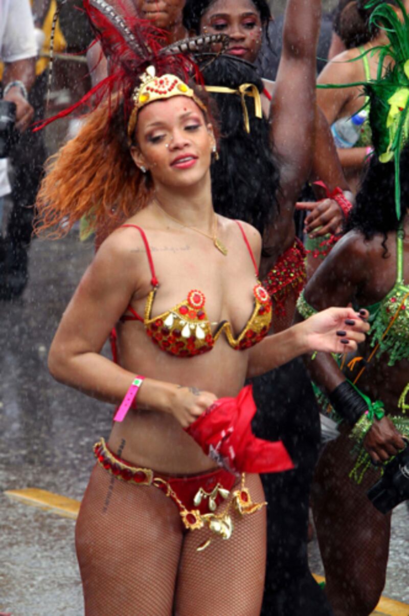 galleries/2012/01/21/rihanna-bikinis-twitter-pictures-on-tour-in-barbados-more-photos/rihanna-bikinis-carnival_cnltda