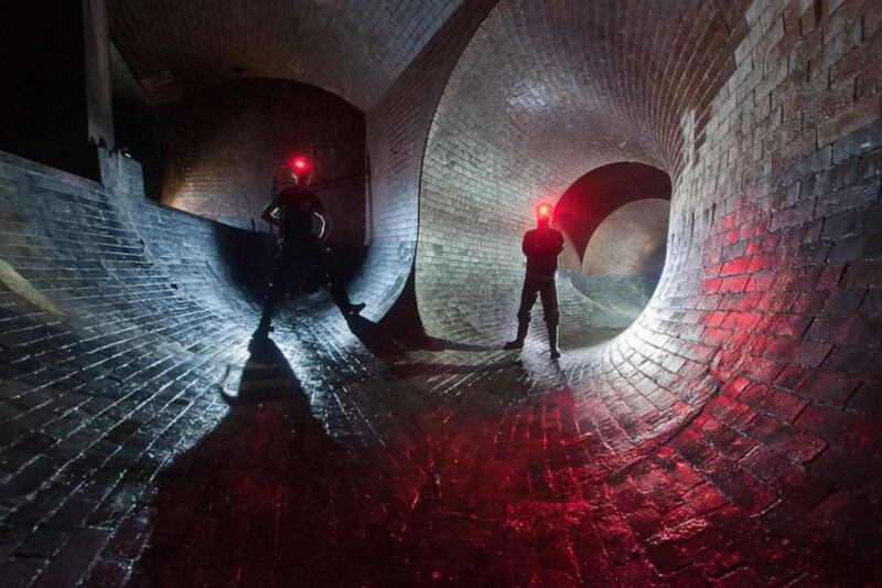 articles/2013/10/05/urban-explorers-face-sewage-rats-vertigo-claustrophobia-and-cops/131002-dzieza-urban-explorers-embed2_ups4bp