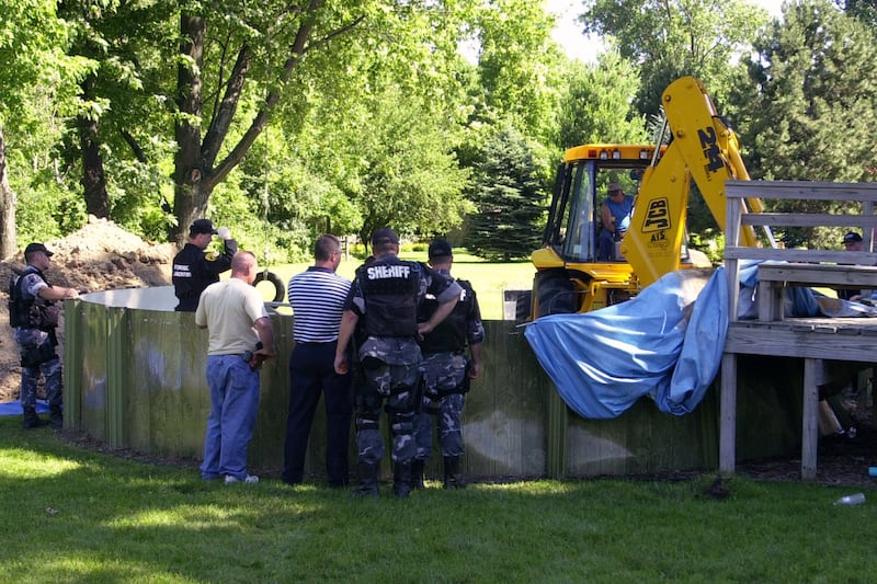 galleries/2012/09/27/jimmy-hoffa-the-years-long-search-for-the-teamsters-boss-photos/digging-for-hoffa-hampton-township-michigan-2003_ngc55h