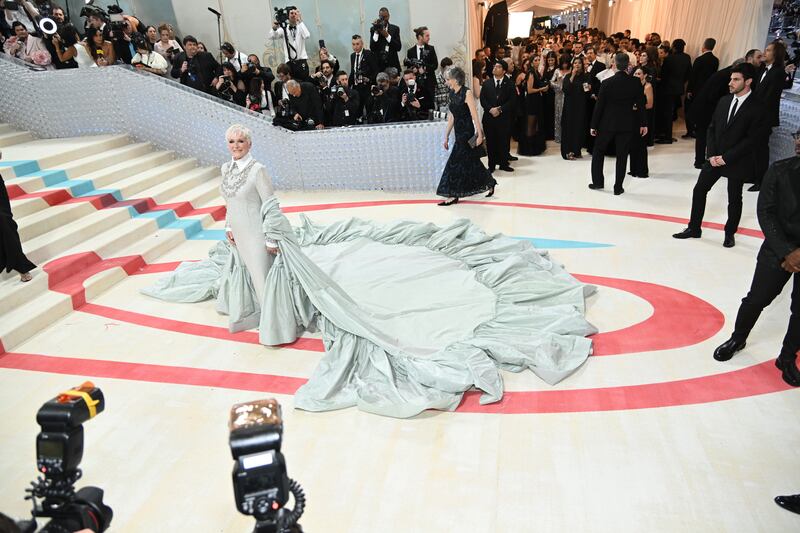 230501-met-gala-glenn-close_ybv6gq