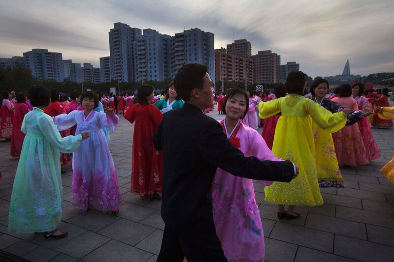 galleries/2011/12/20/life-inside-north-korea-photos/life-in-north-korea-dancers_zsghpu