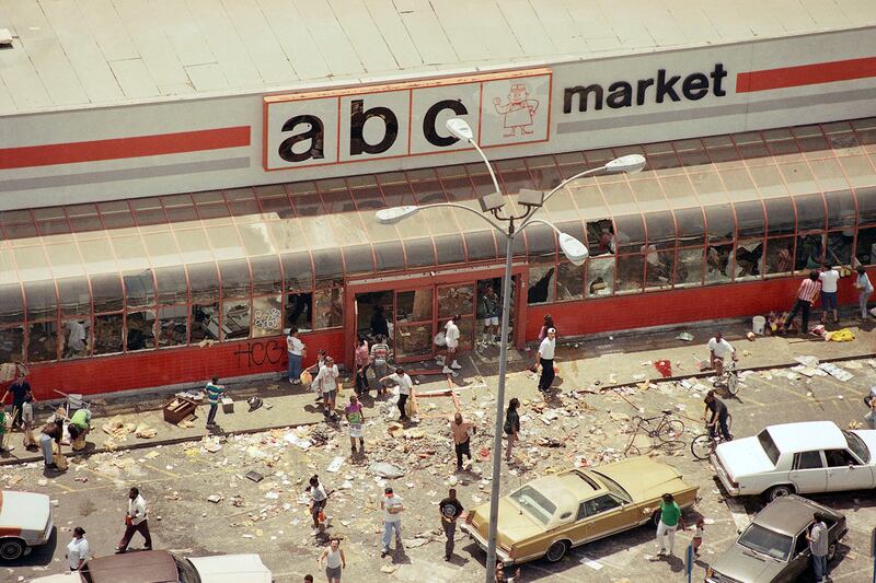 galleries/2012/04/26/dramatic-l-a-riots-photos/los-angeles-riots-abc-looters_fzqtix