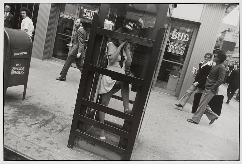 galleries/2013/08/10/garry-winogrands-women-are-beautiful-photos/winogrand-women-2_rxncl6