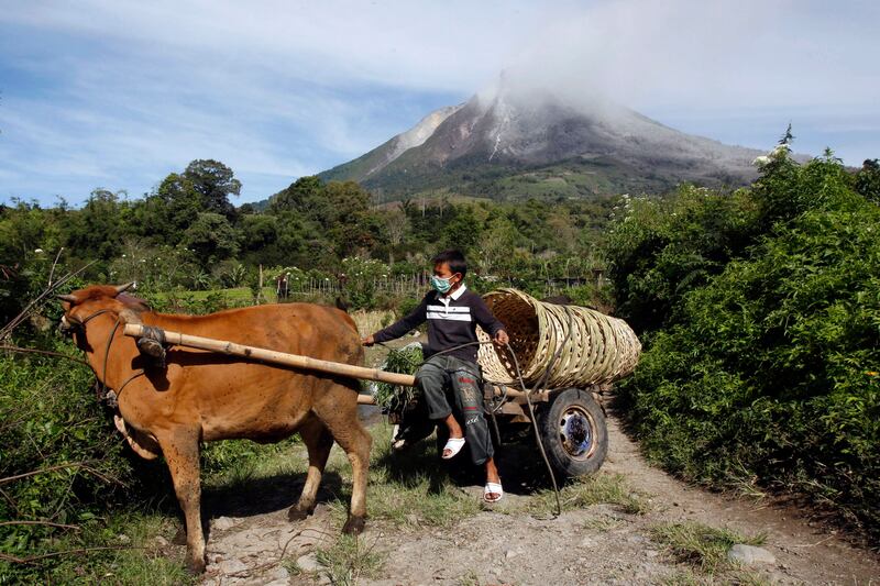 galleries/2013/09/17/indonesian-volcano-eruption-displaces-thousands-photos/130917-volcano-06_g2nskf