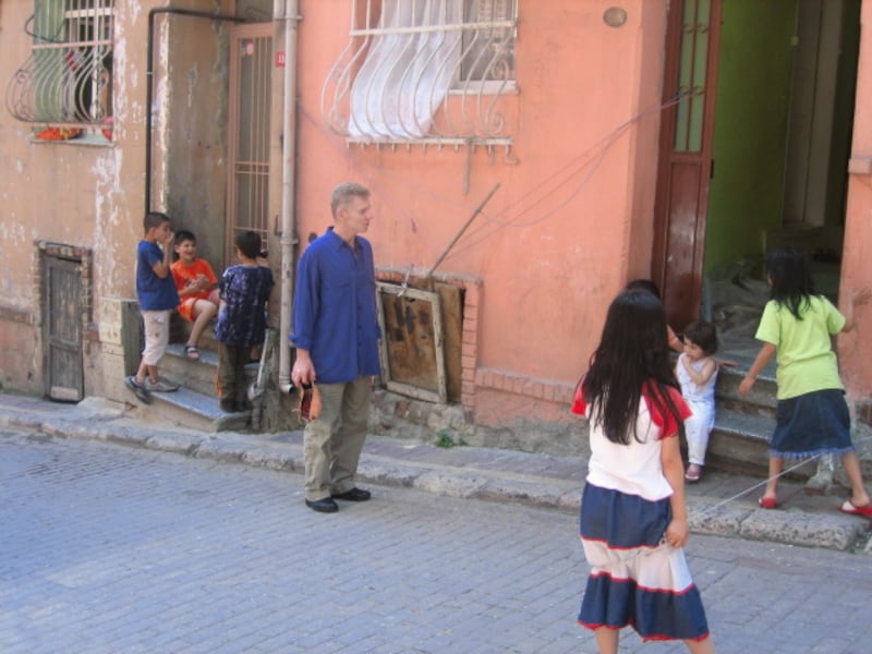 BILLY_WALKS_STREET_IN_ISTANBUL_hatsko