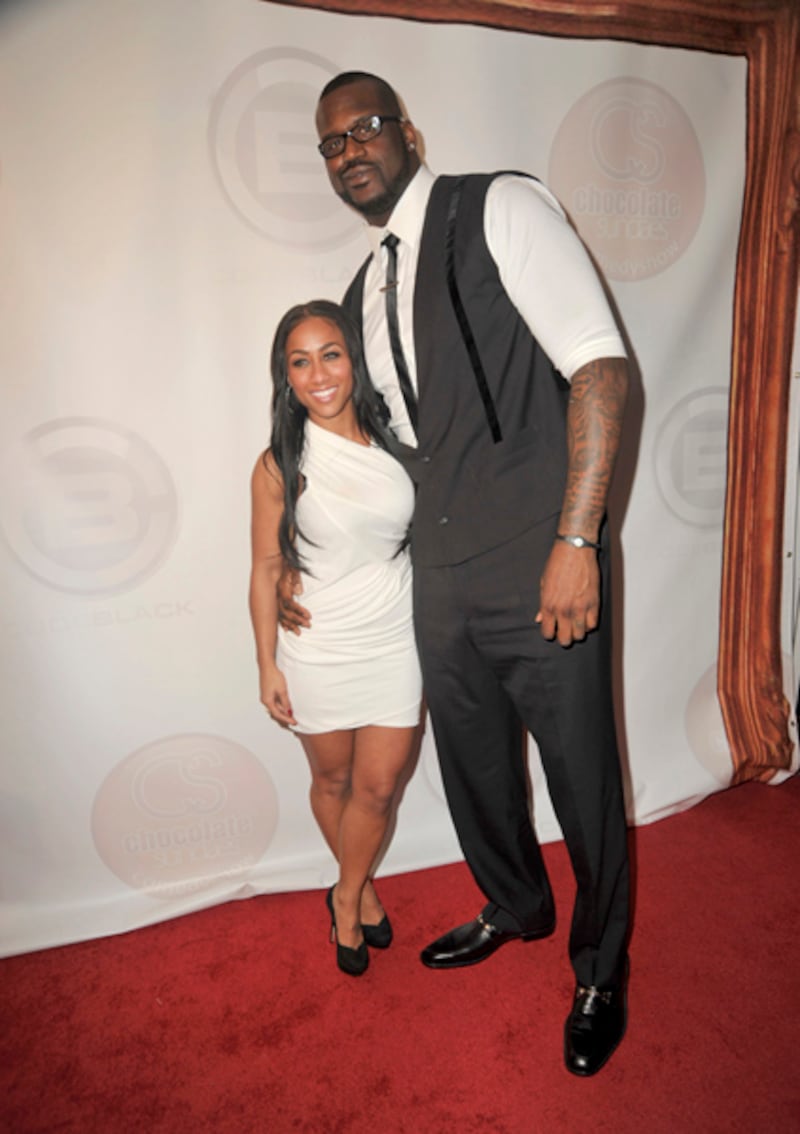 galleries/2011/05/31/little-women-big-men/little-women-shaq-hoopz_irbc6r