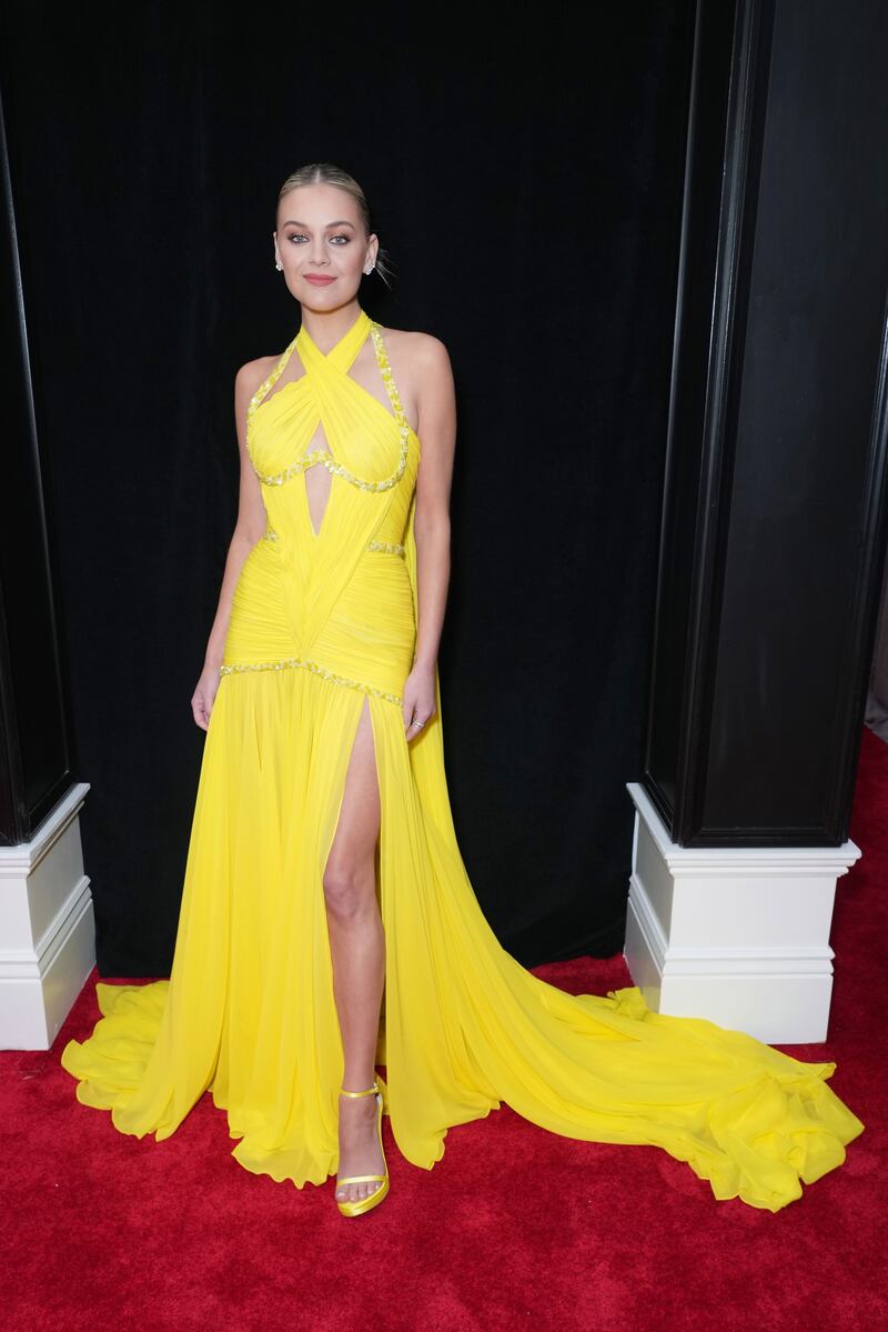 230205-grammys-red-carpet-kelsea-ballerini_ulyk2m