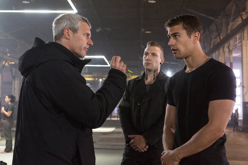 articles/2014/03/18/divergent-is-not-the-hunger-games-says-director-neil-burger/140317-fallon-divergent-embed_vbkezf