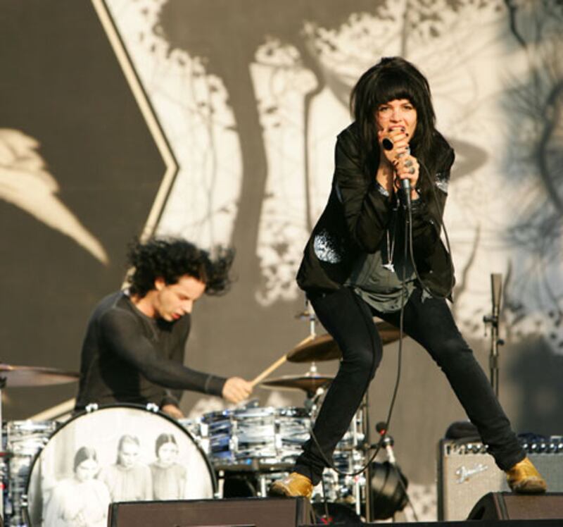 galleries/2010/04/13/coachella/coachella---the-dead-weather_nlb2xr