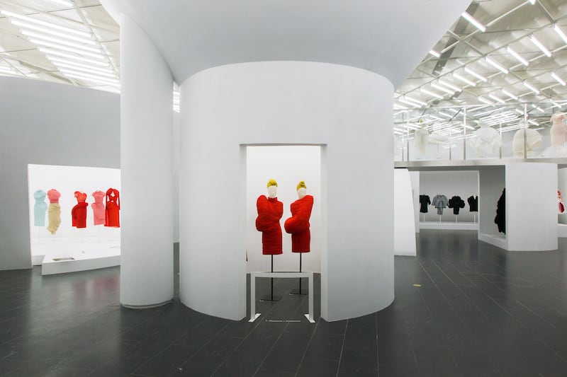 articles/2017/05/01/inside-rei-kawakubo-s-fashion-wonderland-at-the-met-museum/170501-crocker-reCDG-embed1_nc7bkr