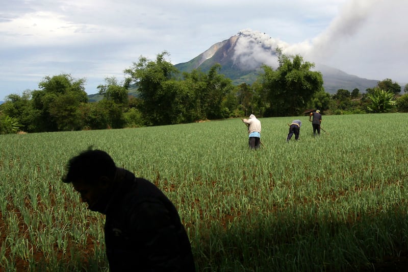 galleries/2013/09/17/indonesian-volcano-eruption-displaces-thousands-photos/130917-volcano-03_xjsvay