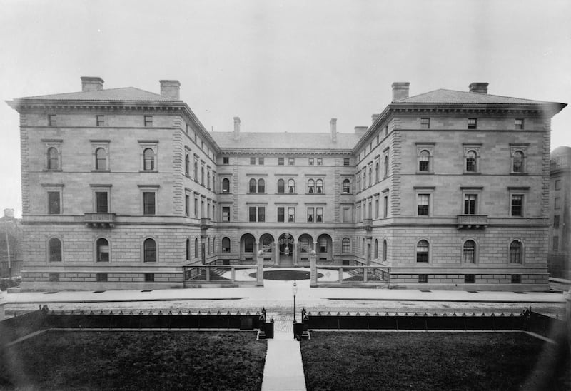 230311-oconnor-nyc-mansion-tour-nypl-habshaer_rkiwp9