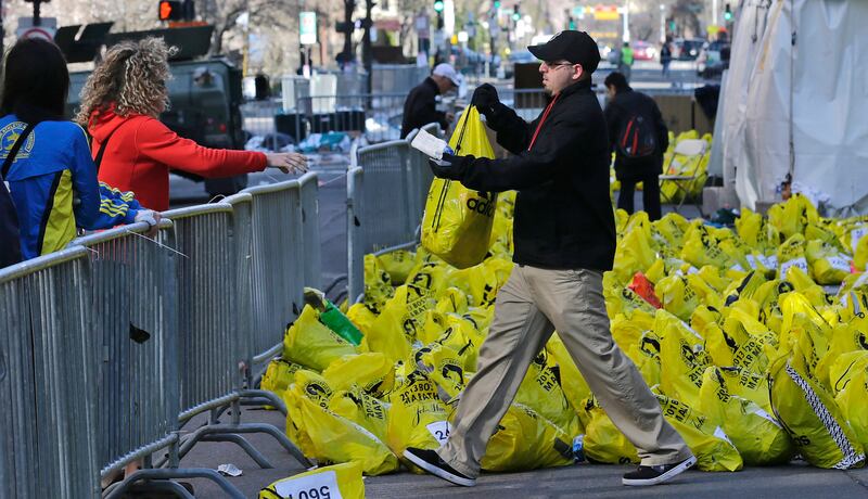 galleries/2013/04/16/boston-marathon-bombing-the-day-after/boston-bombing-second-day-belongings_psomje