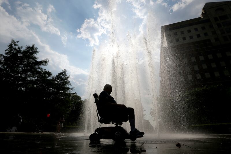 galleries/2013/07/20/east-coast-heat-wave-brings-out-the-fans-the-ac-and-the-parasols-photos/heatwave-14_nvymv4