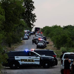 2022-06-28T013605Z_1597079684_RC2K0V95LT85_RTRMADP_3_TEXAS-TRUCK-DEATHS_c79zwz