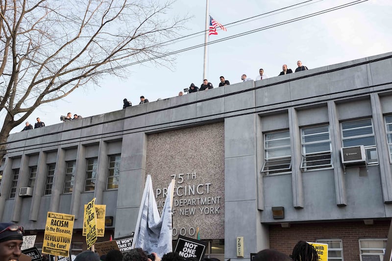 galleries/2014/12/27/marching-in-memory-of-akai-gurley/141227-brooklyn-protest6_rbnqzp