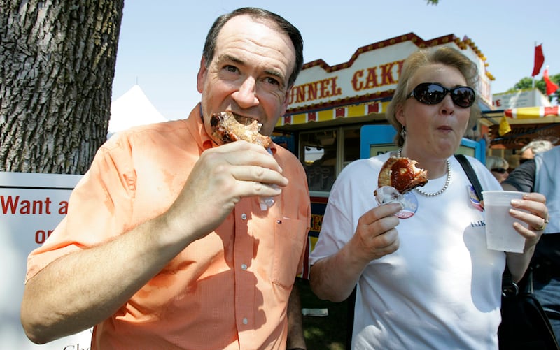 galleries/2011/08/17/politicians-eating-corn-dogs-and-other-foods-on-a-stick/politicians-corn-dogs-mike-huckabee_wog9zk