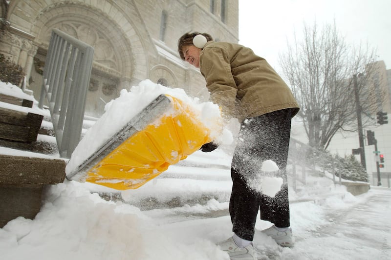 galleries/2012/01/17/most-dangerous-winter-activities-from-skiing-to-hockey/dangerous-winter-activities-shoveling_bxmneh