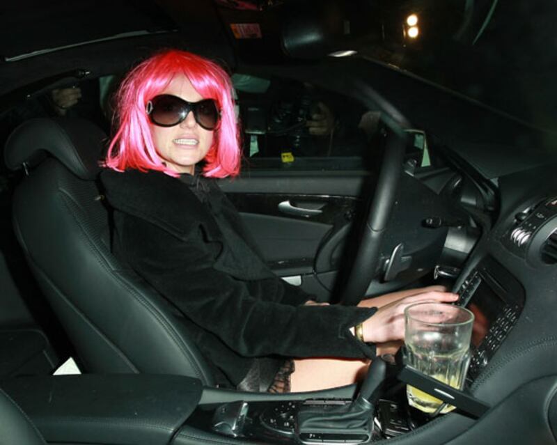 galleries/2010/04/15/celebs-in-disguise/celein-disguise---spears_iifgfl