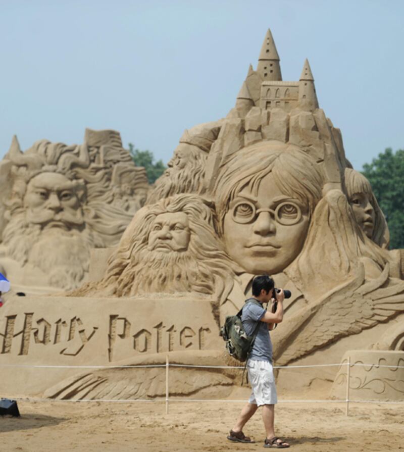 galleries/2011/07/16/most-amazing-sand-castle-photos/harry-potter-most-amazing-sand-castles-photos_pnolqs