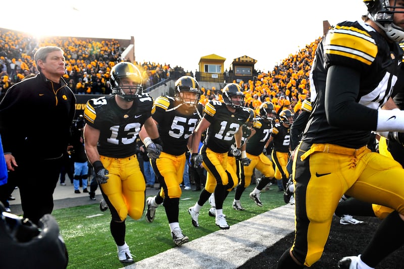 galleries/2011/09/28/top-20-college-football-teams-from-usc-to-lsu/top-20-football-iowa_qwuqbc