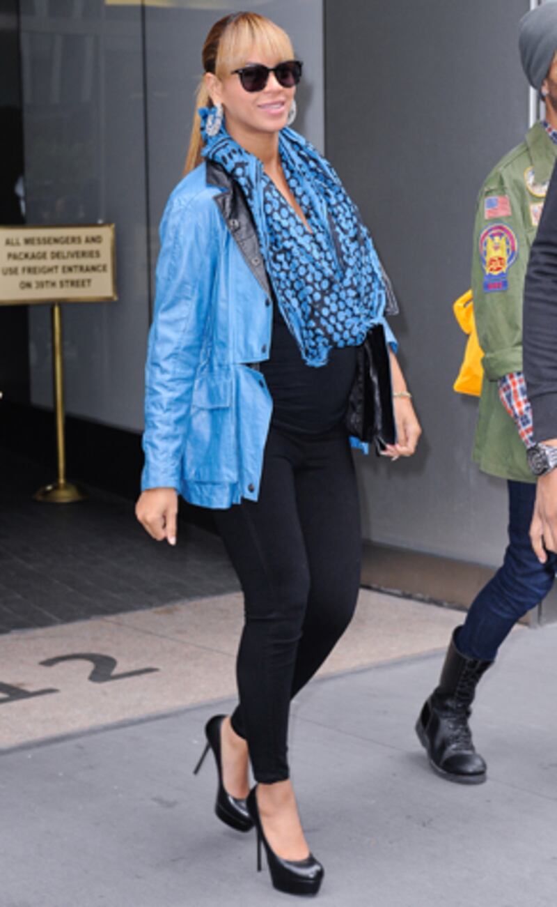 galleries/2011/12/23/the-year-in-pregnant-beyonce-photos/blue-jacket-scarf-pregnant-beyonce-fashion_ulhhtb