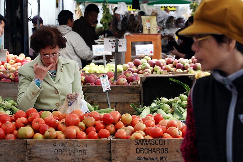 articles/2012/07/01/why-locavorism-doesn-t-make-us-happier-healthier-or-safer/locavore-farmers-market_l0arfk