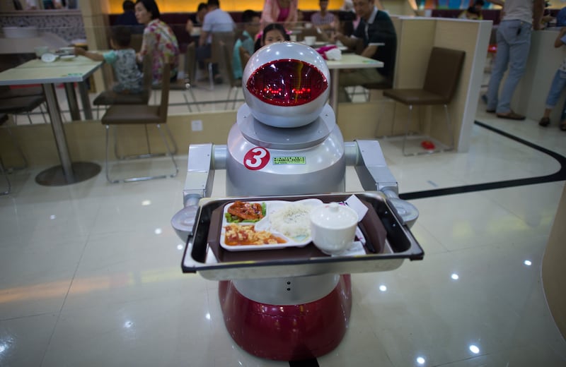 articles/2016/05/12/bartending-robots-are-coming-for-your-cocktail/160511-renstrom-robots-restaurant-embed-1_pj9wjy