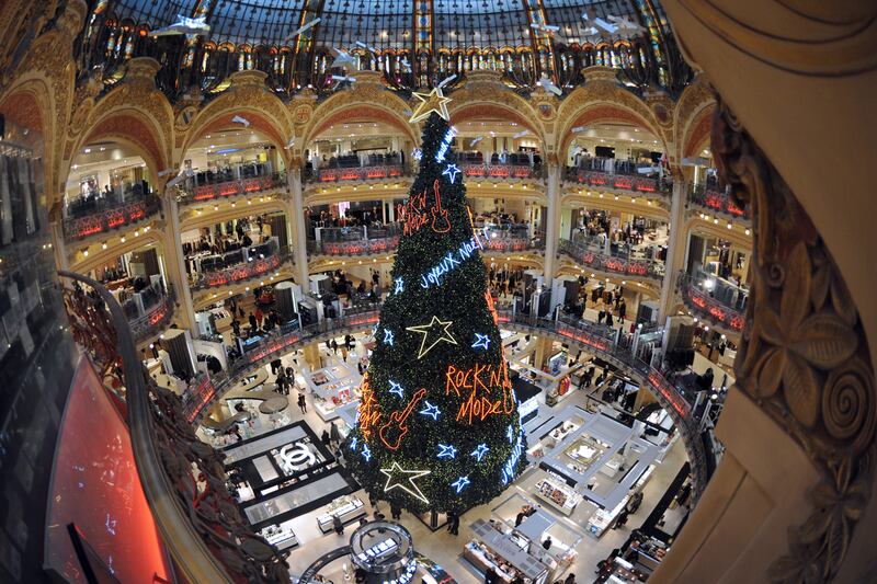 galleries/2011/12/23/spectacular-christmas-trees-photos/christmas-trees-paris_bgi0v2