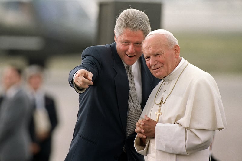 galleries/2014/03/27/the-popes-and-the-presidents-photos/presidents-and-popes-clinton_oexza6