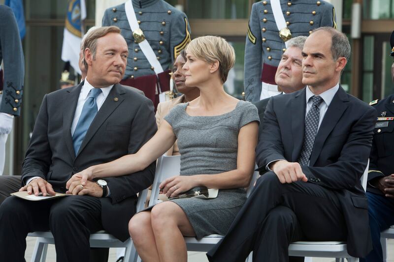 articles/2013/02/05/house-of-cards-should-you-binge-watch-netflix-s-political-drama/130204-house-of-cards-binge-watching-lacob-tease_flowq6