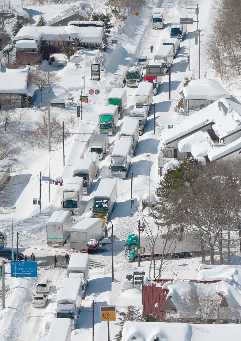 galleries/2014/02/18/snowstorm-cripples-japan-photos/140218-japan-snowstorm-3_iptame