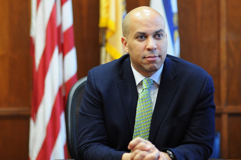 articles/2013/05/07/cory-booker-yes-i-m-unofficially-running-for-senate/130507-grove-booker-tease-embed_pdxbkt