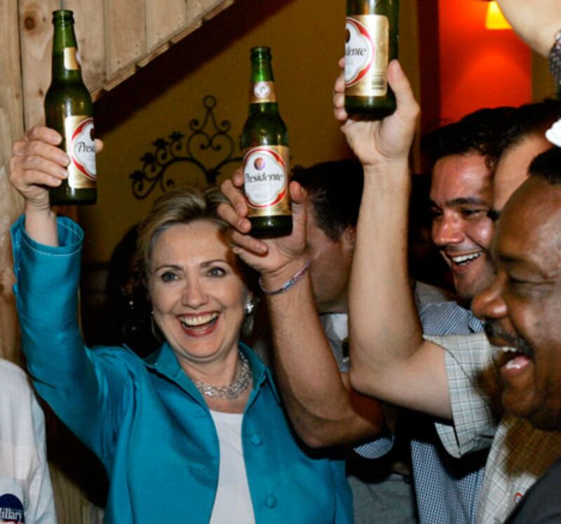 galleries/2009/07/28/politicians-love-their-beer/politicians-beer---hillary-clinton_pivvaw