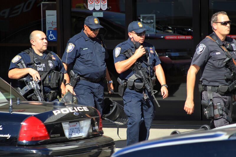 articles/2013/11/01/lax-chaotic-scene-greets-arriving-passengers-after-shooting-attack/131101-stern-lax-tease_h6ekxl