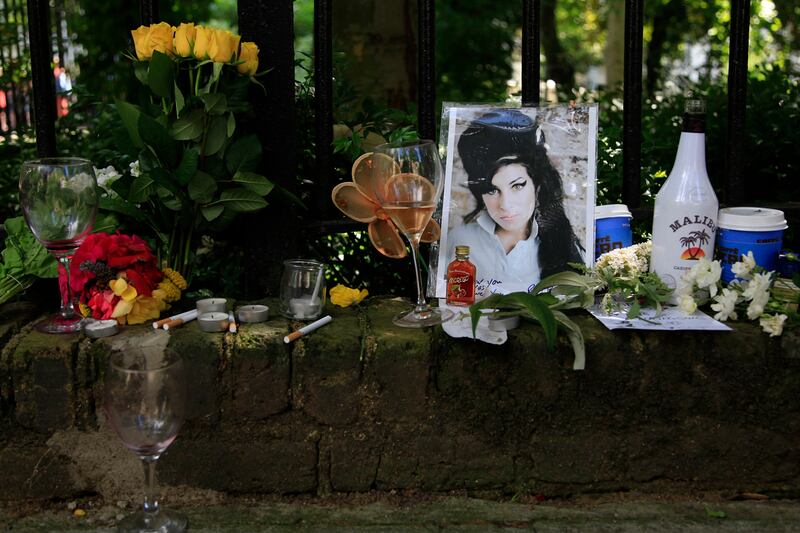 articles/2011/07/25/amy-winehouse-s-last-day-talking-to-kelly-osbourne-maybe-a-bad-pill/winehouse-celebrity-shrine_puuabg