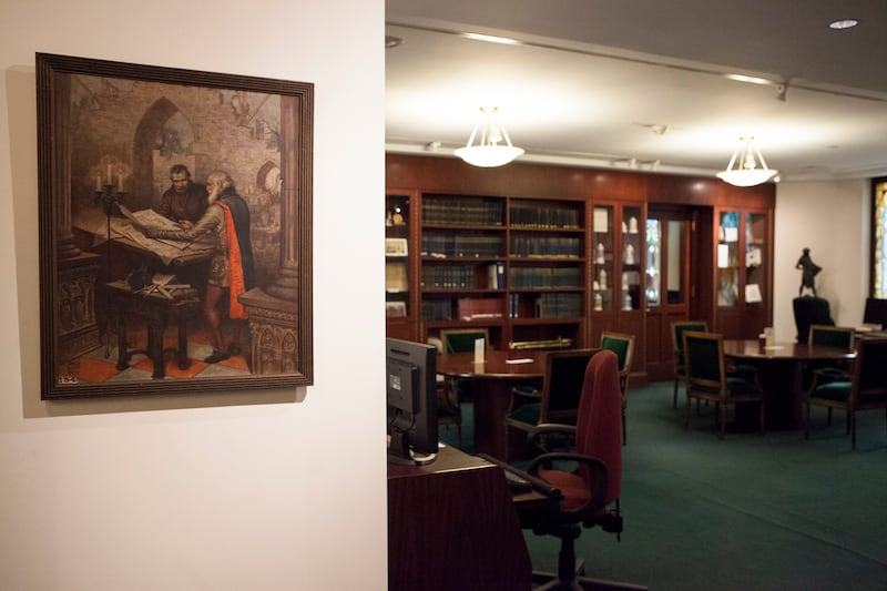 articles/2015/06/01/tour-of-new-york-s-best-secret-libraries/150602-secret-library-line2_k6tn1w